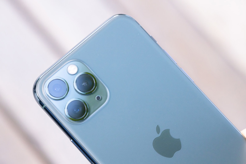 iPhone 11 Pro ミッドナイトグリーンとトリプルカメラ