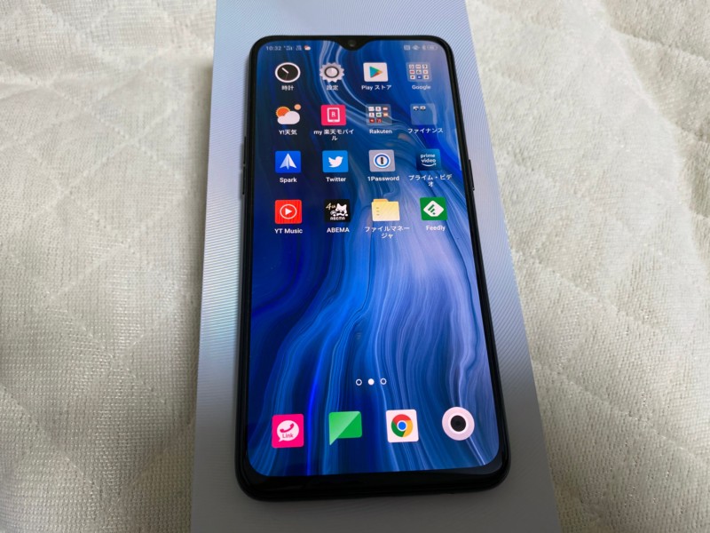 OPPO Reno A箱の上画像