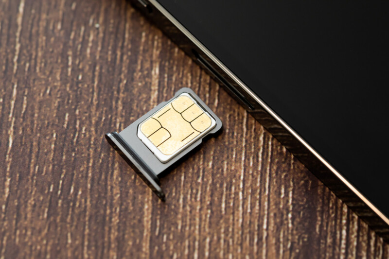 iPhone 13 にSIMカードを差し込む