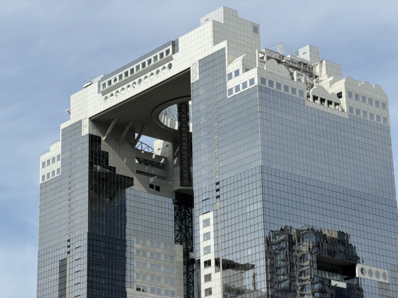 iPhone 17 Proの望遠カメラで撮したスカイビルの画像